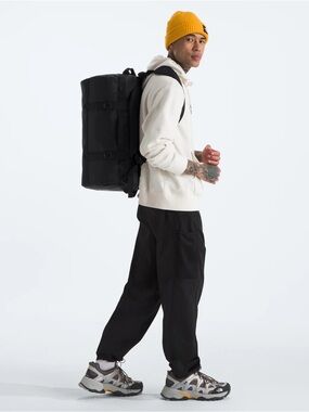 The North Face Base Camp Duffel Bag in Black 22”x13”x12”
(Abr 026)
